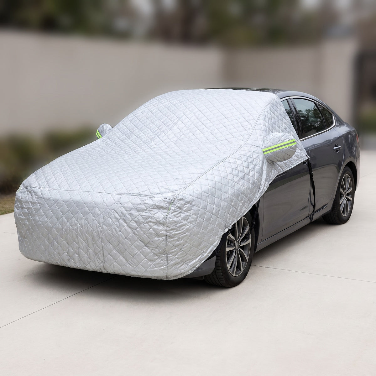 Housse auto demi-couverture posée sur le véhicule